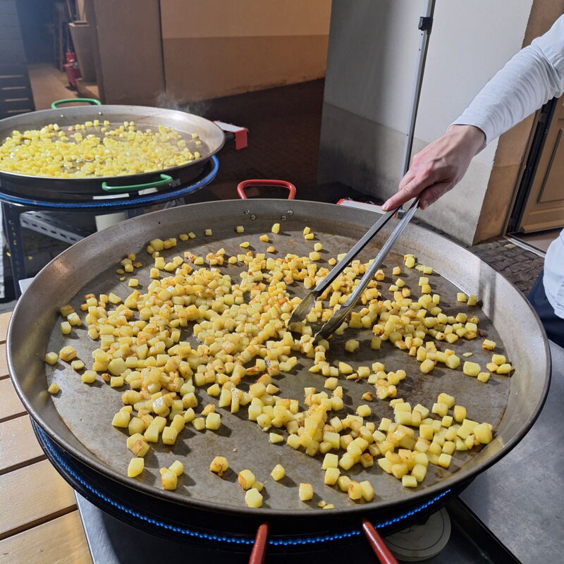 Vorbereitung Kartoffel-Paella ©lm