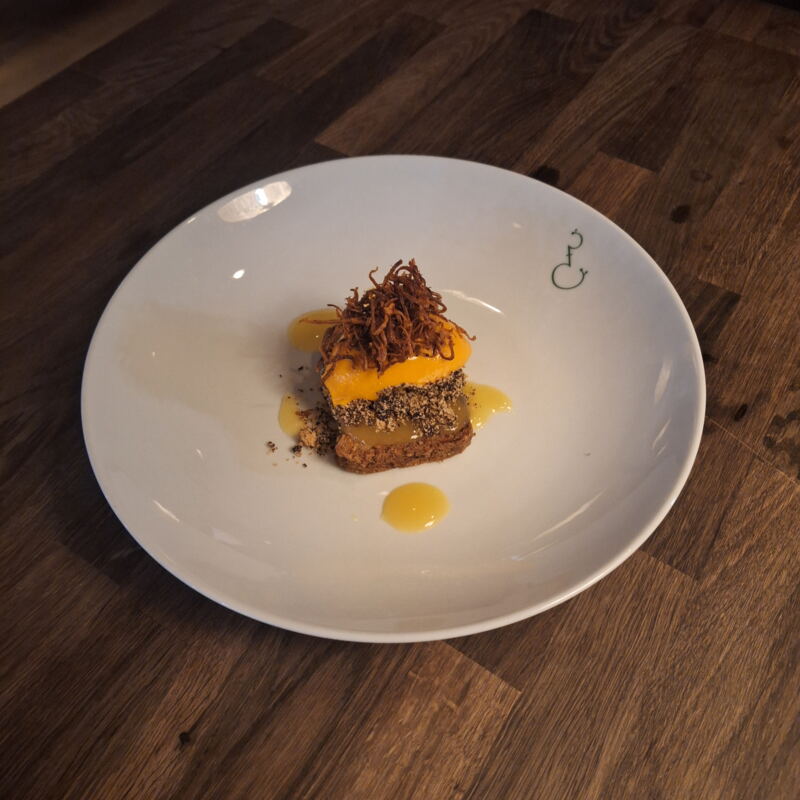 Rüblikuchen mit Sanddornsorbet ©lm
