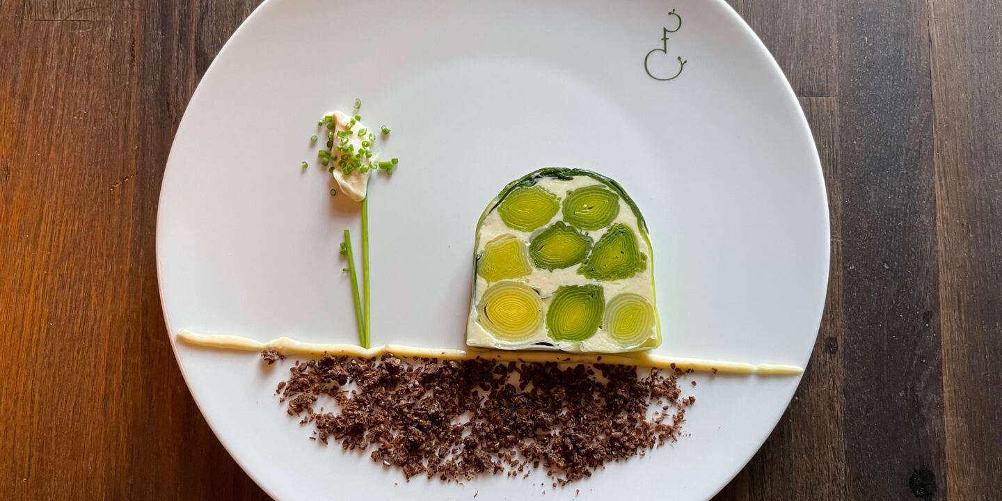 Lauchterrine mit Haselnussmayonnaise und Pumpernickel ©mf