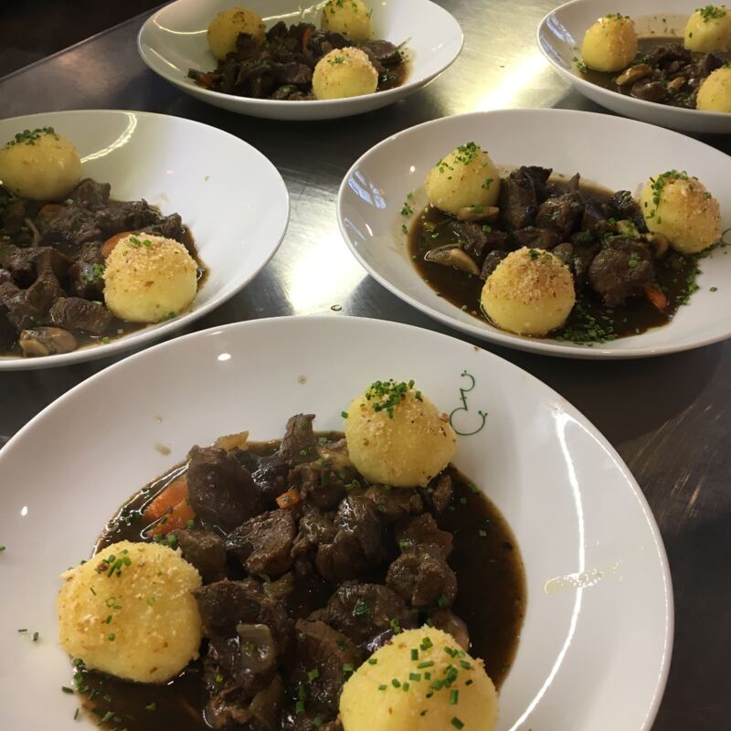 Wildschweingulasch mit Kartoffelklößen ©cw