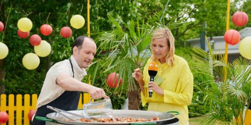Mario Furlanello und Andrea Kiewel an der Paella-Pfanne im ZDF Fernsehgarten ©zdf