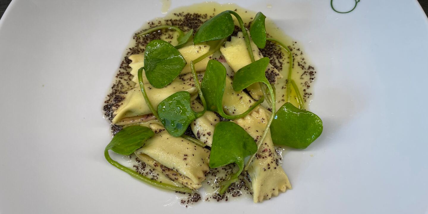Agnolotti mit Rote Bete und Mohnbutter ©mf