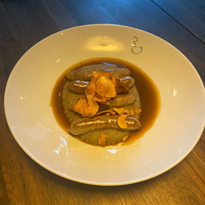 Lammbratwürstchen mit zweierlei Bio-Topinambur ©Divye Agarwal