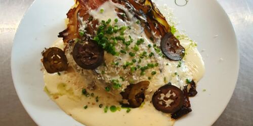Gegrillter Bio-Spitzkohl mit Käsesoße und Bornheimer Walnuss