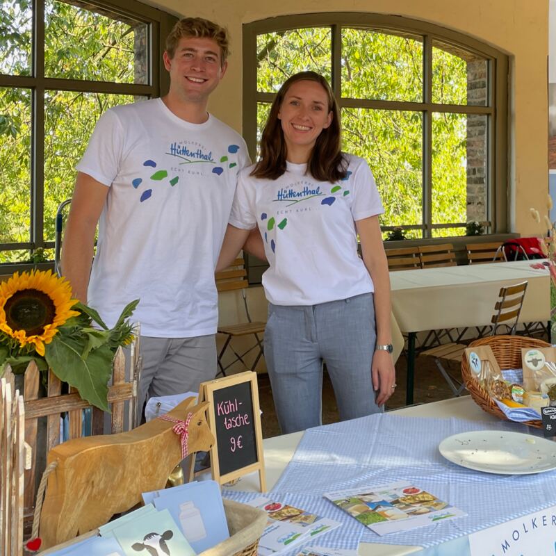 Julius und Annalena am Stand der Molkerei Hüttenthal