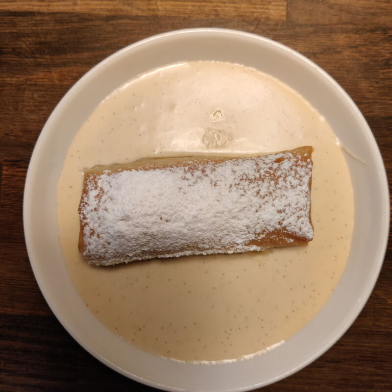 Apfelstrudel mit Vanillesoße ©cw