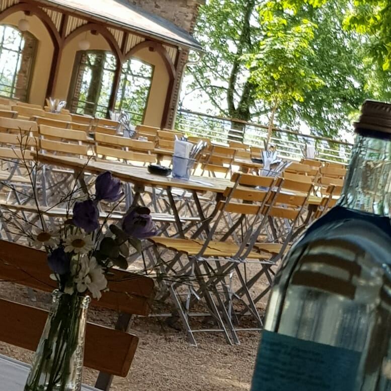 Feierlich gedeckt im Biergarten