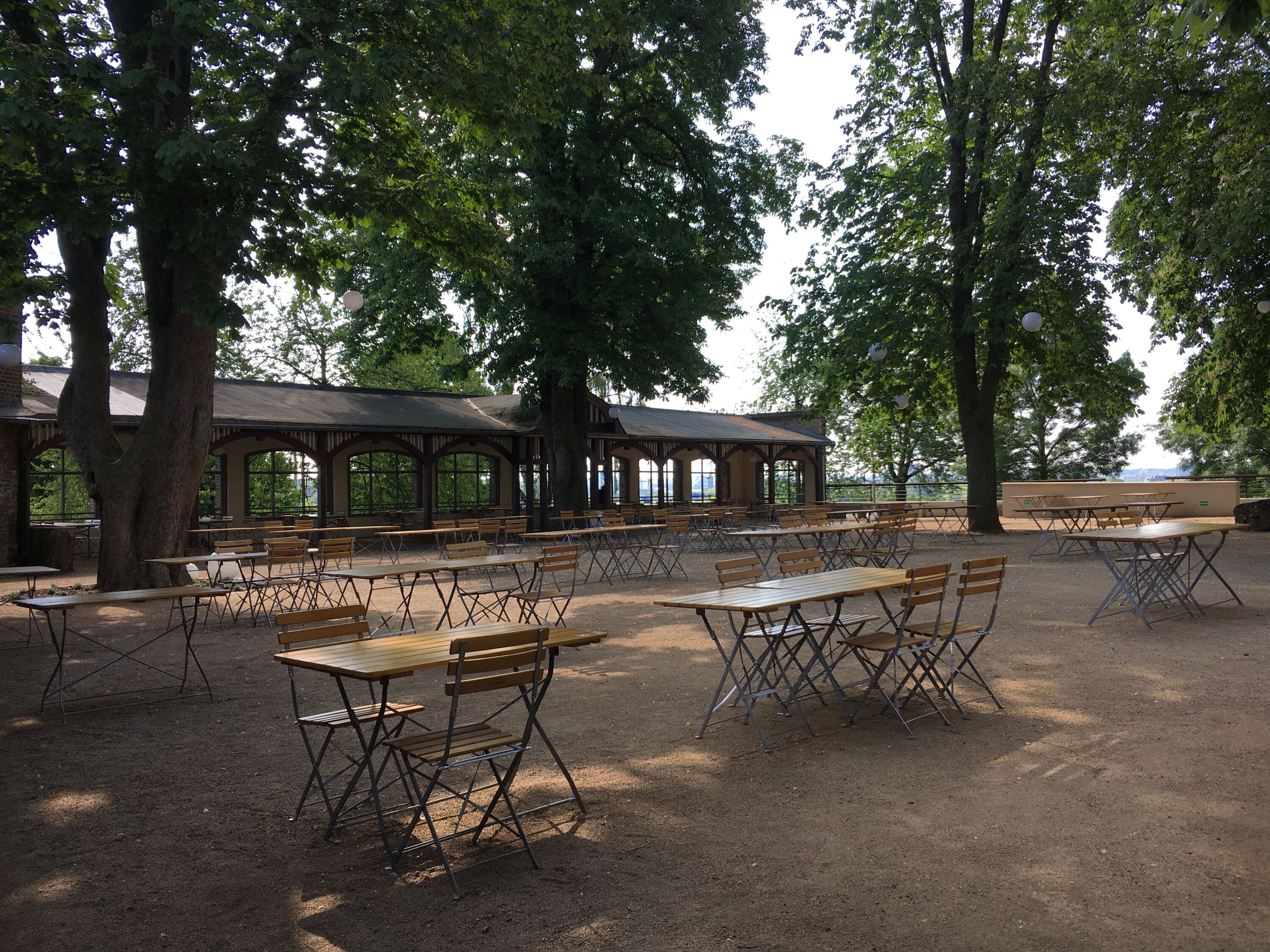 Tische mit Abstand im Biergarten