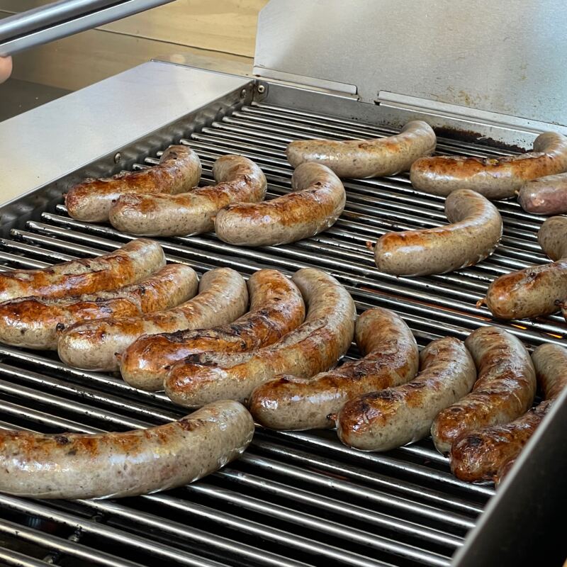 Bratwürste von der Metzgerei direkt auf den Grill