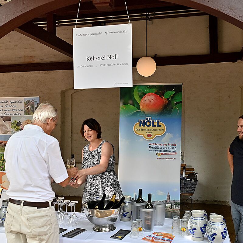 Herr und Frau Nöll an ihrem Stand