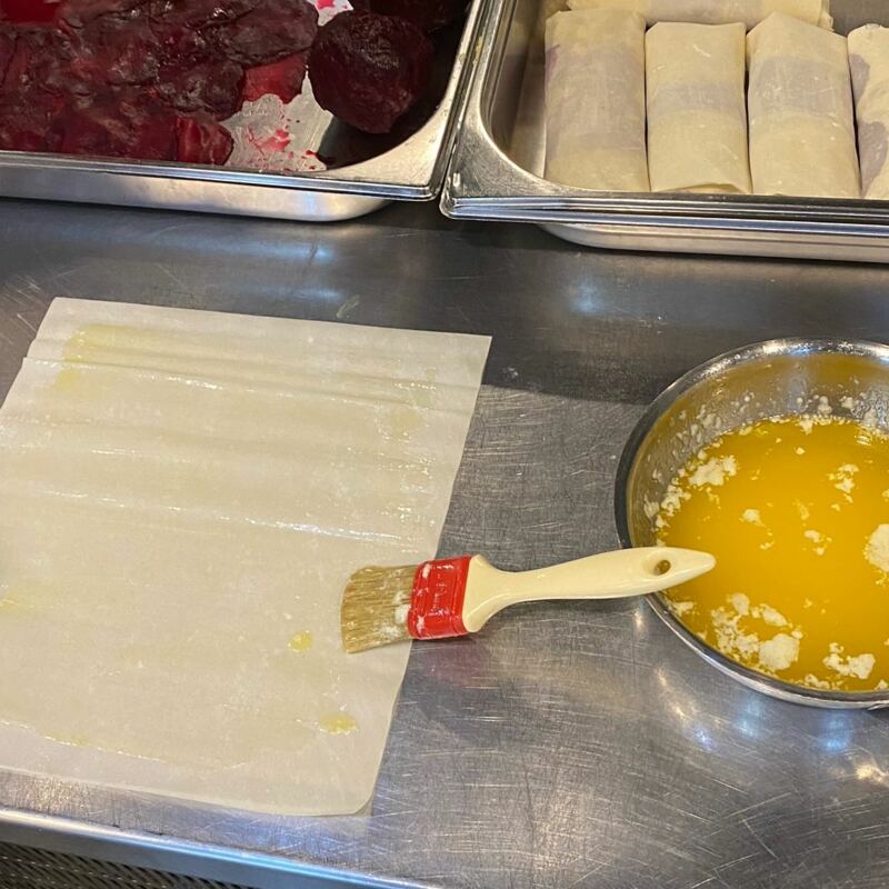 ...muss erstmal mit Butter eingepinselt werden